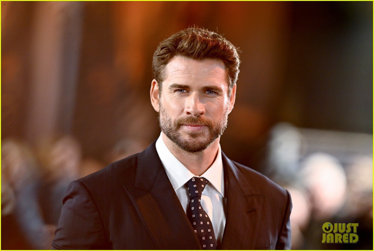 liam-hemsworth-the-witcher-season-4-premiere-in-london-21.jpg