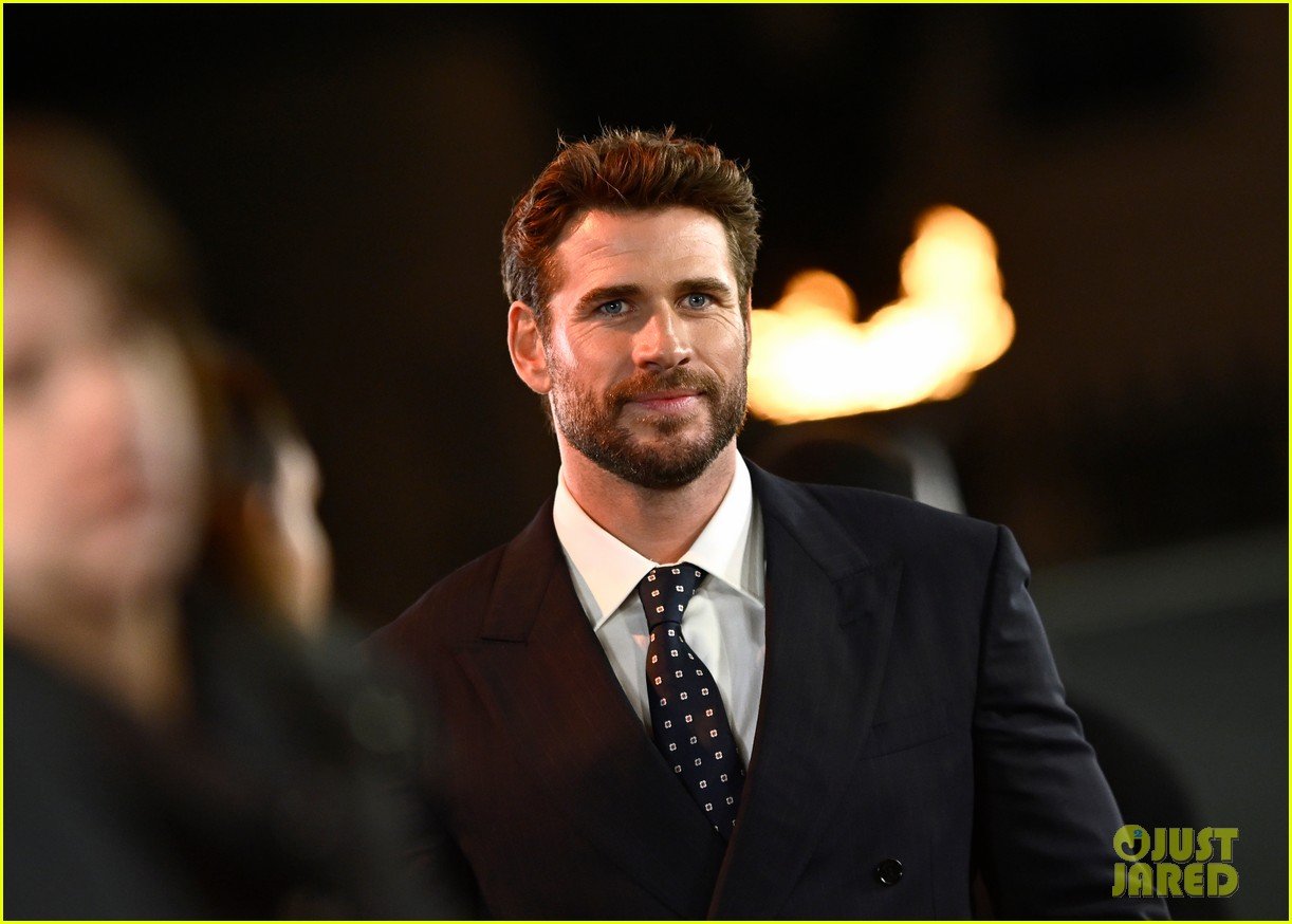 liam-hemsworth-the-witcher-season-4-premiere-in-london-34.jpg