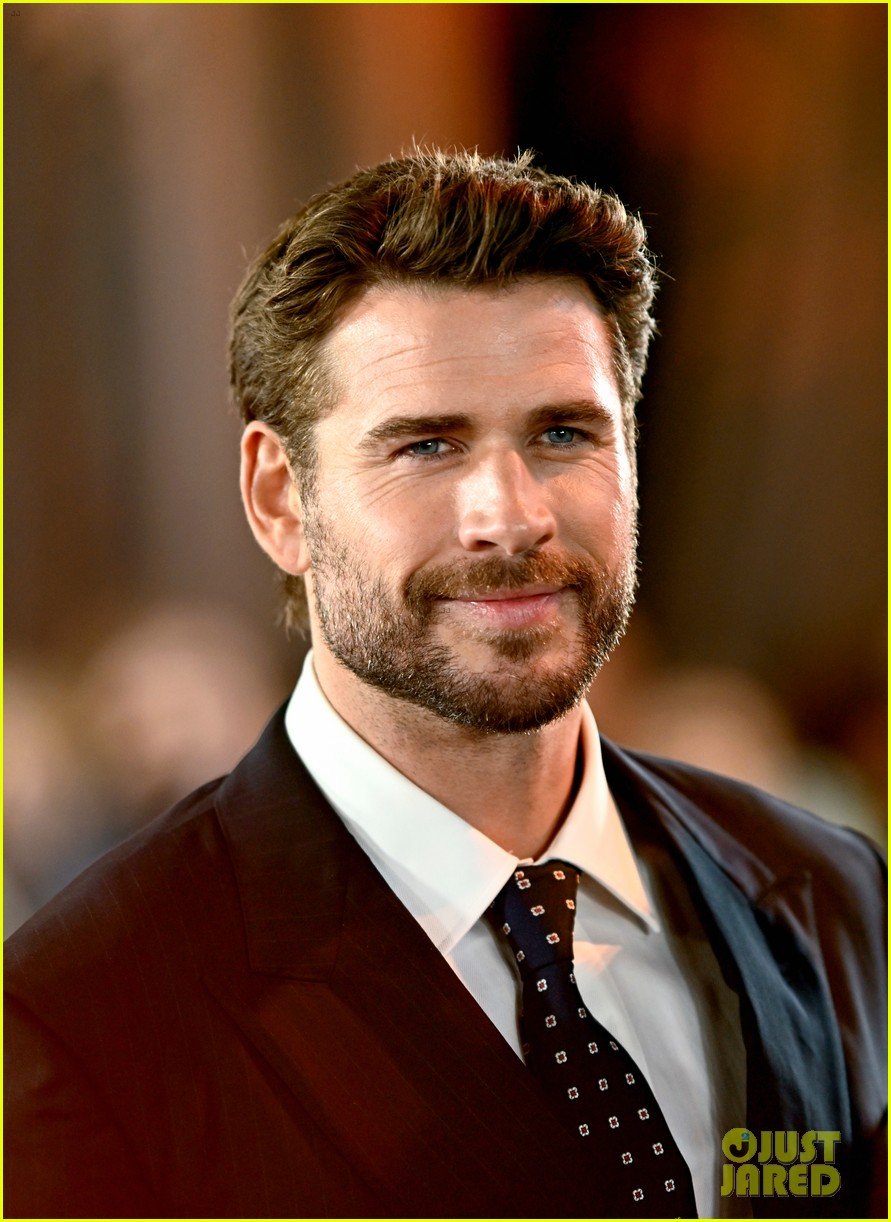 liam-hemsworth-the-witcher-season-4-premiere-in-london-39.jpg