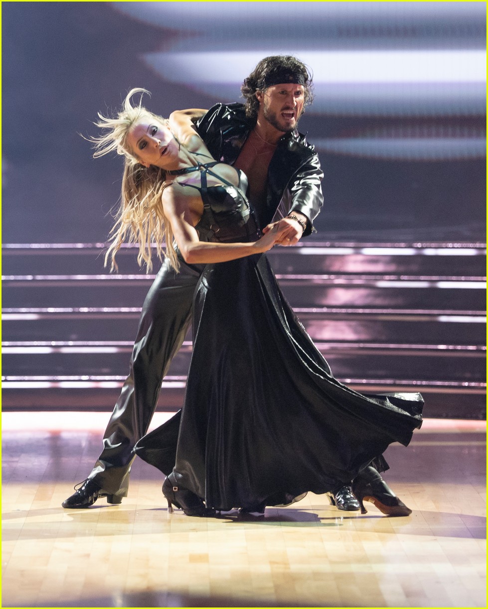 Flavor Flav Accidentally Gives Alix Earle Wrong Score on 'DWTS,' Blocks