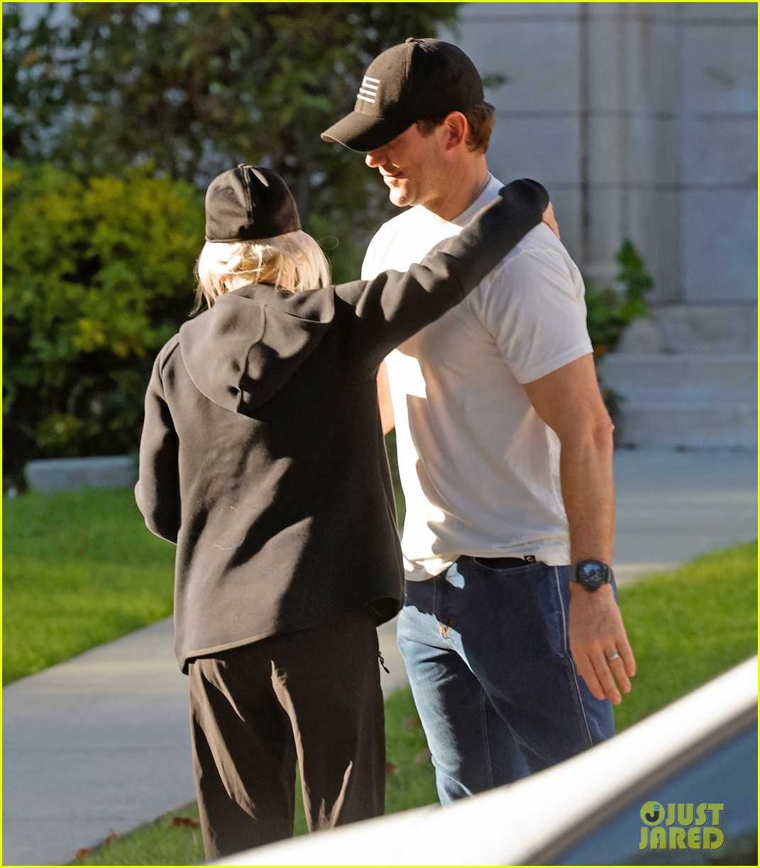 Exes Anna Faris & Chris Pratt Hug It Out During Thanksgiving Meetup