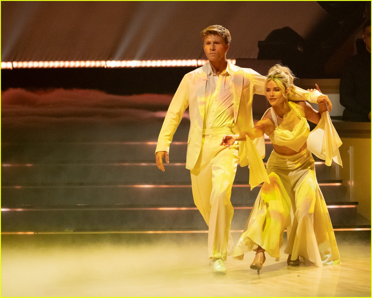 Robert Irwin Suffers Rib Injury Ahead of 'DWTS' Finale, Partner Witney ...