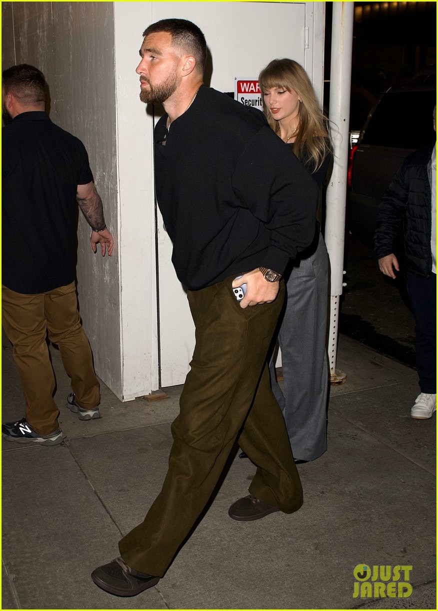 Taylor Swift & Travis Kelce Hold Hands on Date Night at Polo Bar in NYC(02)