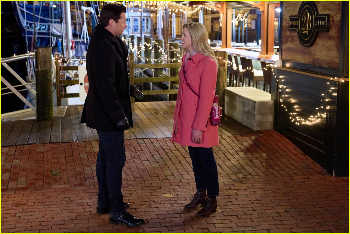 A Newport Christmas Actors Wes Brown Ginna Claire Mason Talk a-newport-christmas-actors-wes-brown-ginna-claire-mason-talk