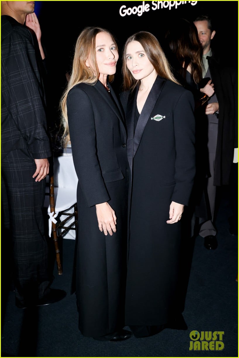 MaryKate & Ashley Olsen Wear Matching Outfits While Accepting Award in