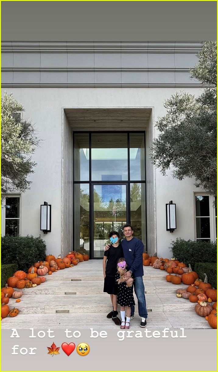 Orlando Bloom Celebrates Thanksgiving with Son Flynn & Daughter Daisy(01)
