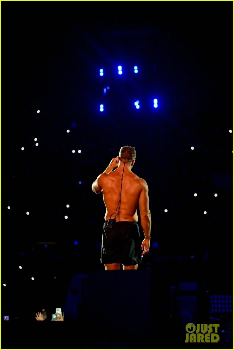 Dan Reynolds Goes Shirtless On Stage in Brazil for Imagine Dragons