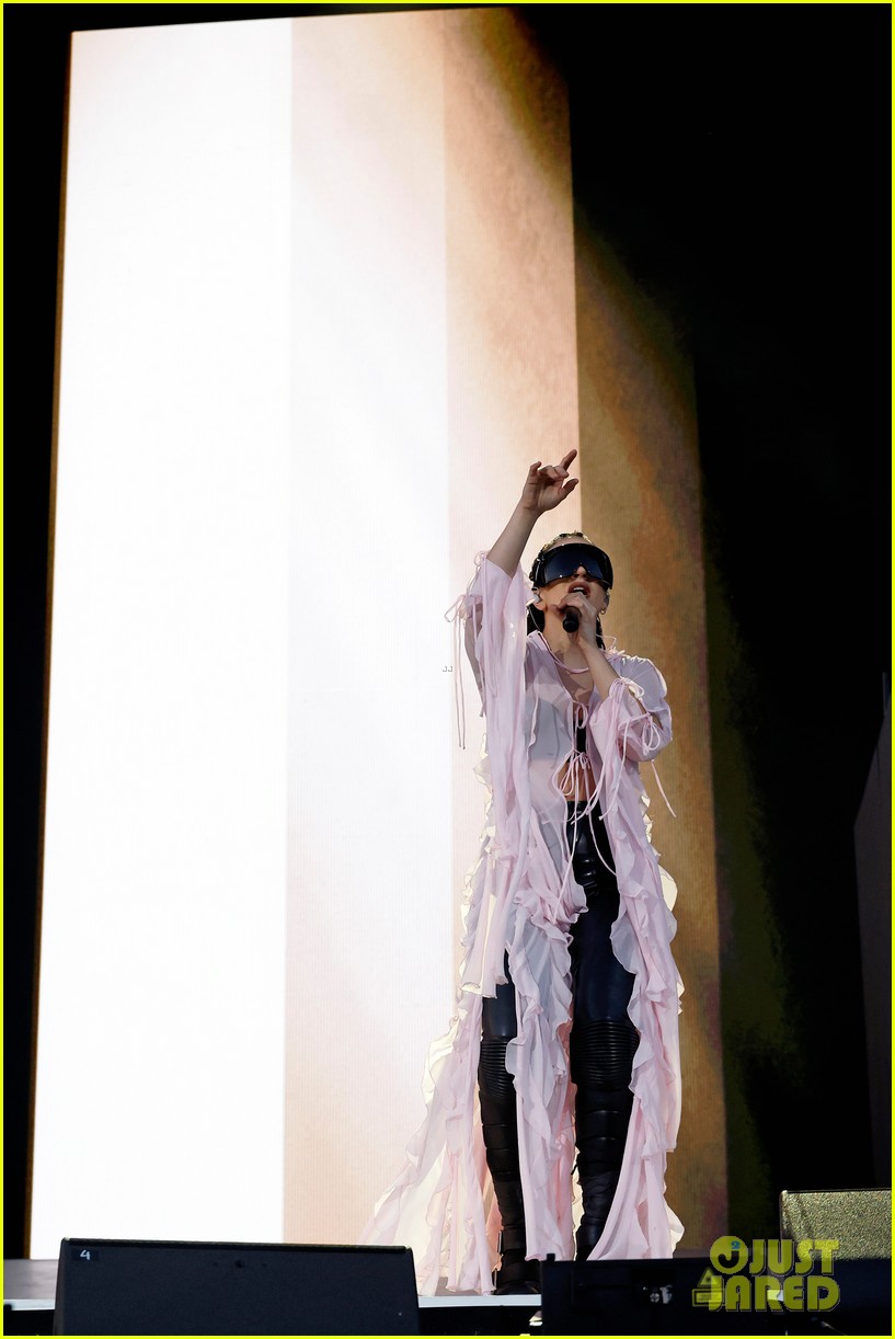 'Divinize' Lyrics, English Translation & Meaning: Rosalía Sings in ...