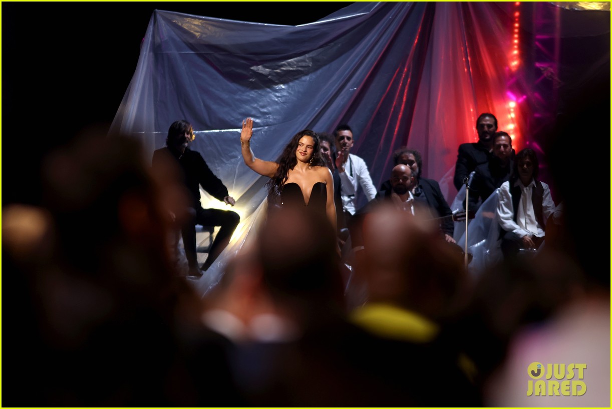'Divinize' Lyrics, English Translation & Meaning: Rosalía Sings in ...