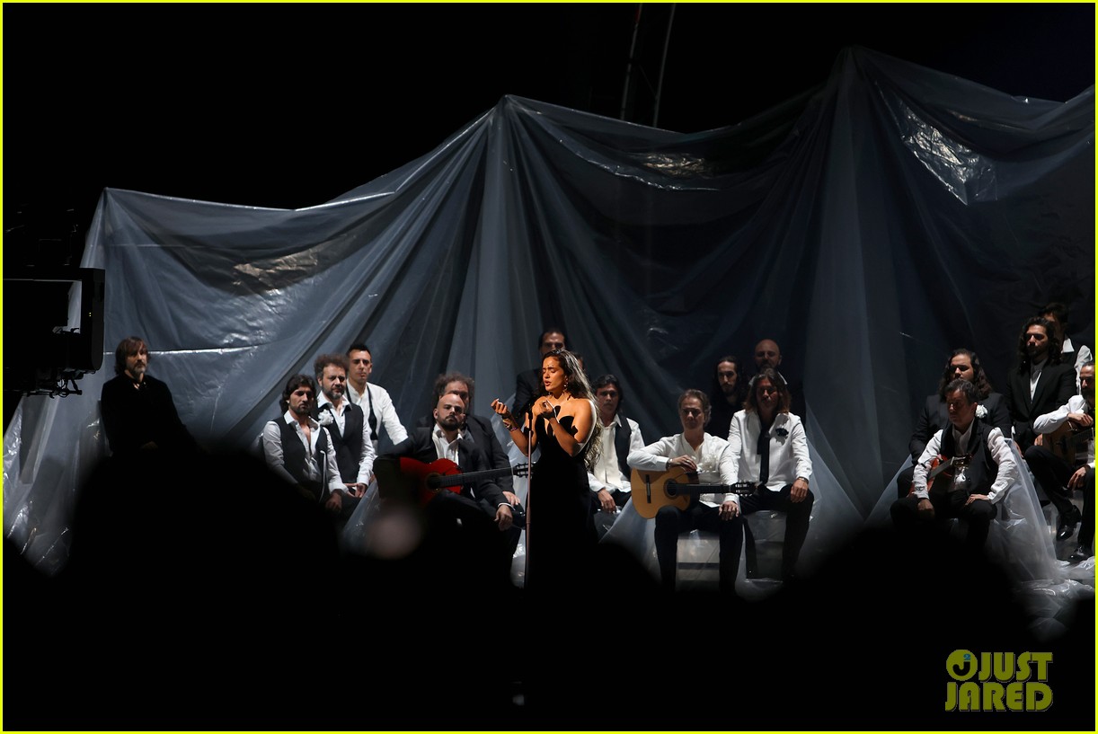 'Divinize' Lyrics, English Translation & Meaning: Rosalía Sings in ...
