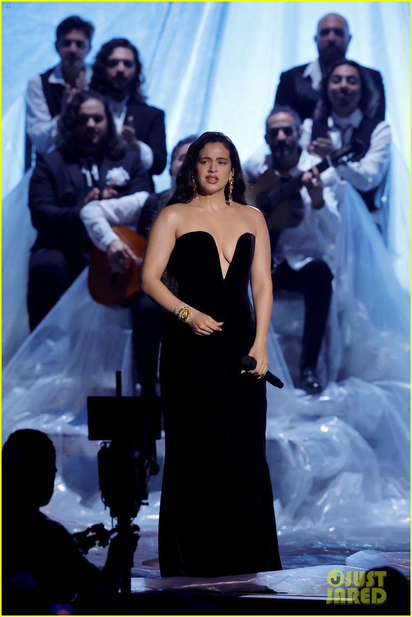 'Divinize' Lyrics, English Translation & Meaning: Rosalía Sings in ...
