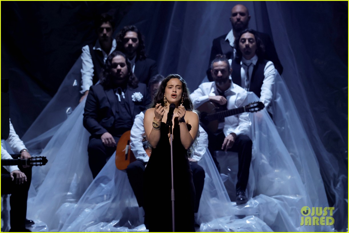 'Divinize' Lyrics, English Translation & Meaning: Rosalía Sings in ...