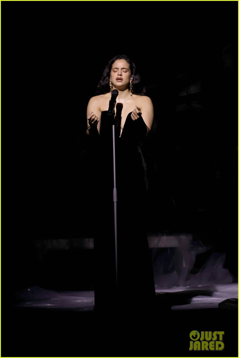 'Divinize' Lyrics, English Translation & Meaning: Rosalía Sings in ...