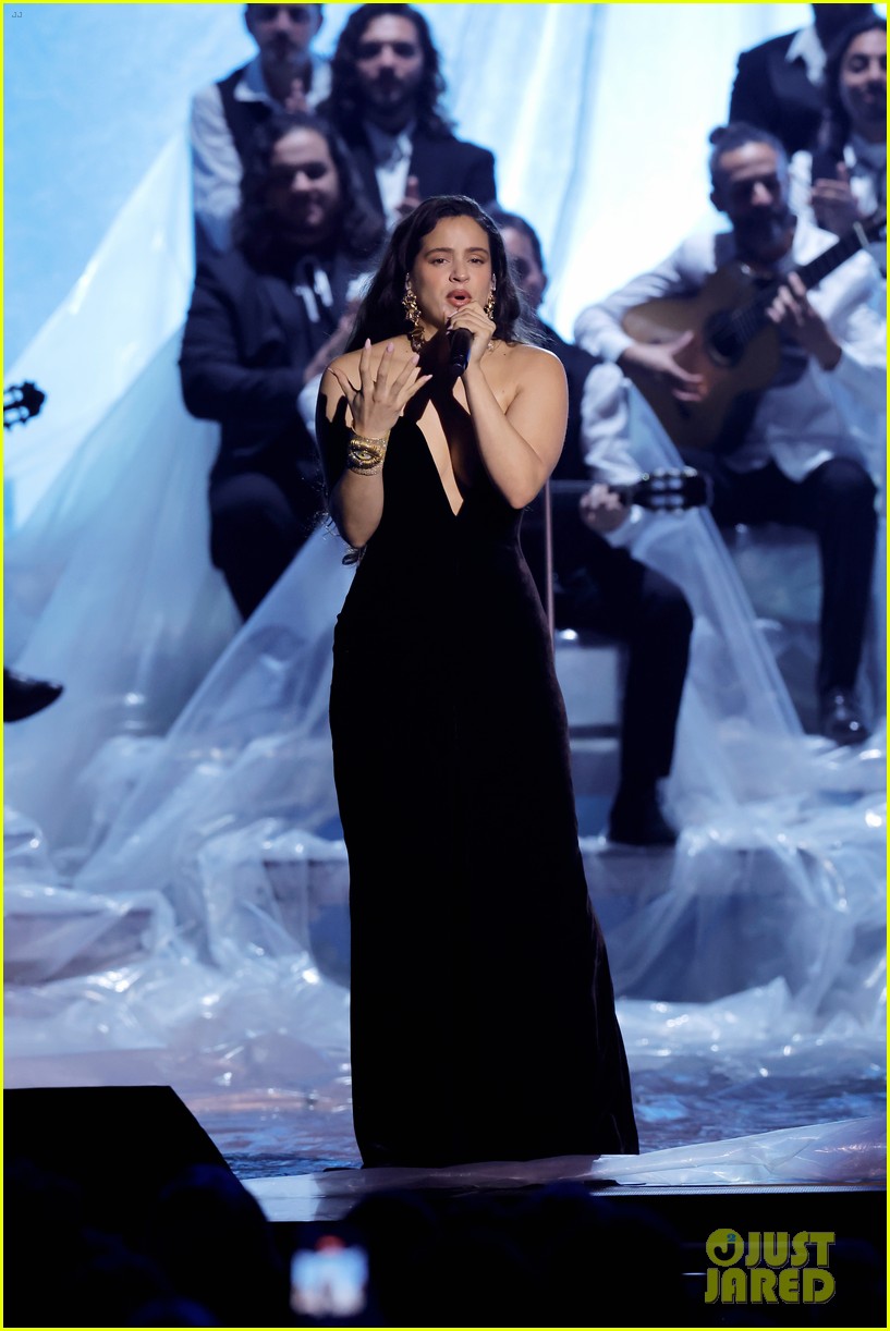 'Divinize' Lyrics, English Translation & Meaning: Rosalía Sings in ...