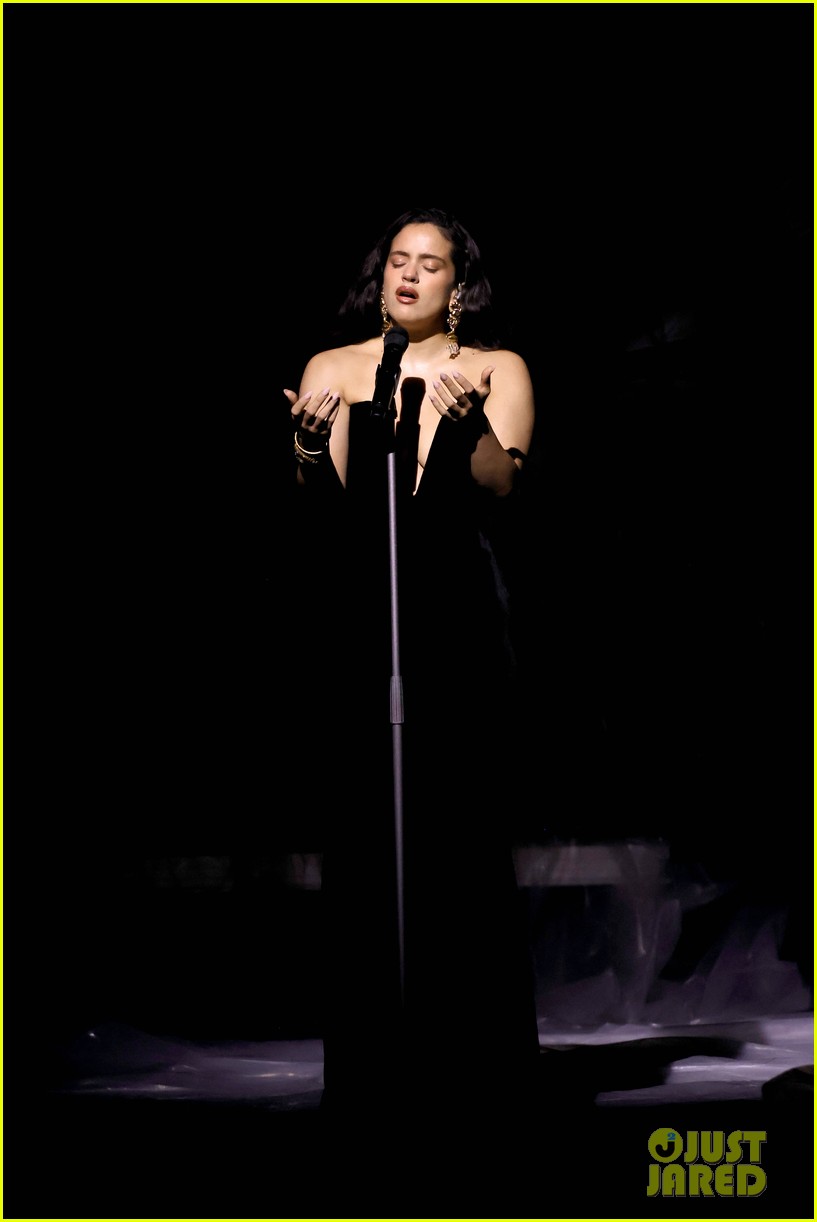 'Divinize' Lyrics, English Translation & Meaning: Rosalía Sings in ...