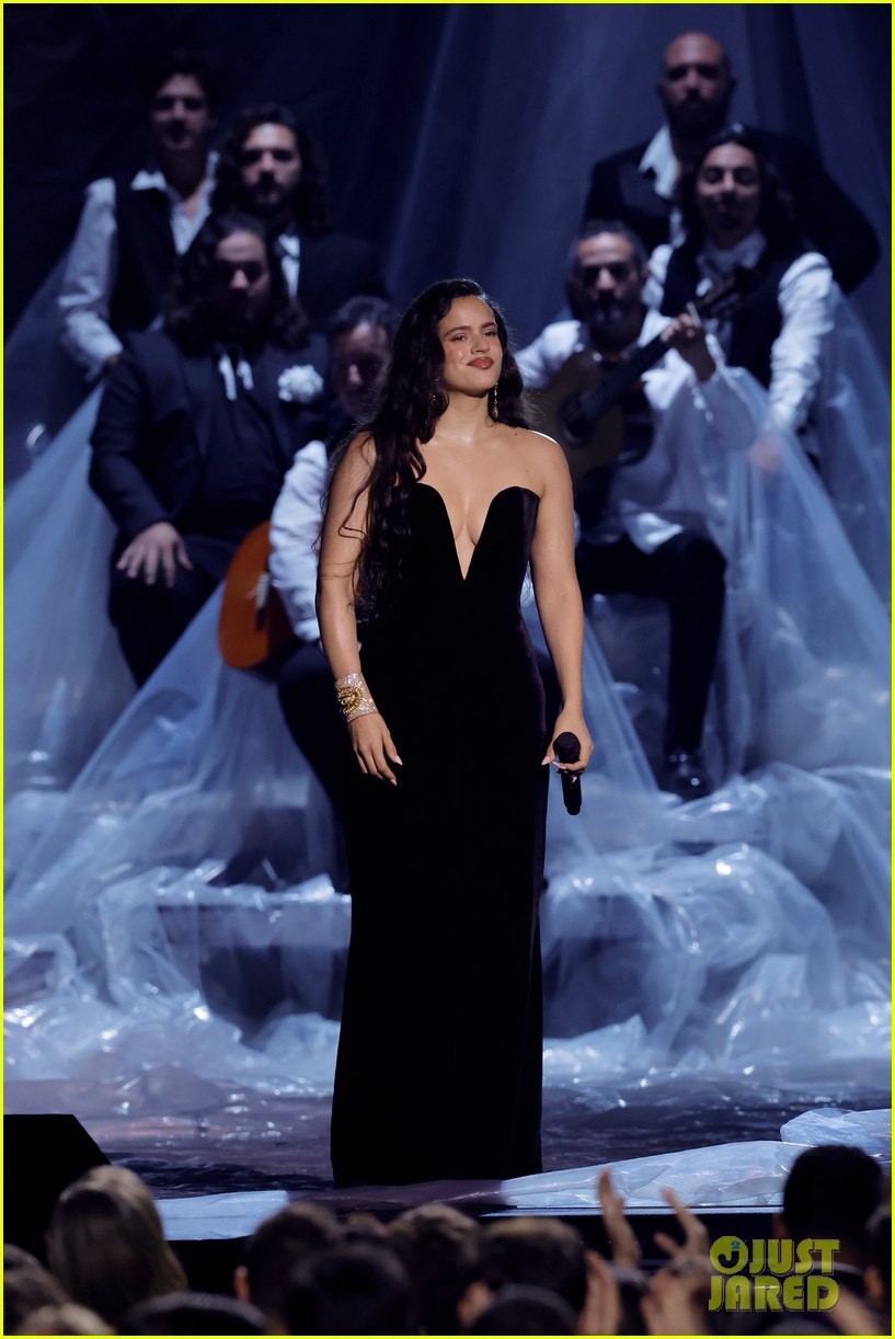 'Divinize' Lyrics, English Translation & Meaning: Rosalía Sings in ...