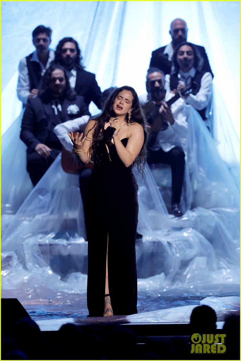 'Divinize' Lyrics, English Translation & Meaning: Rosalía Sings in ...