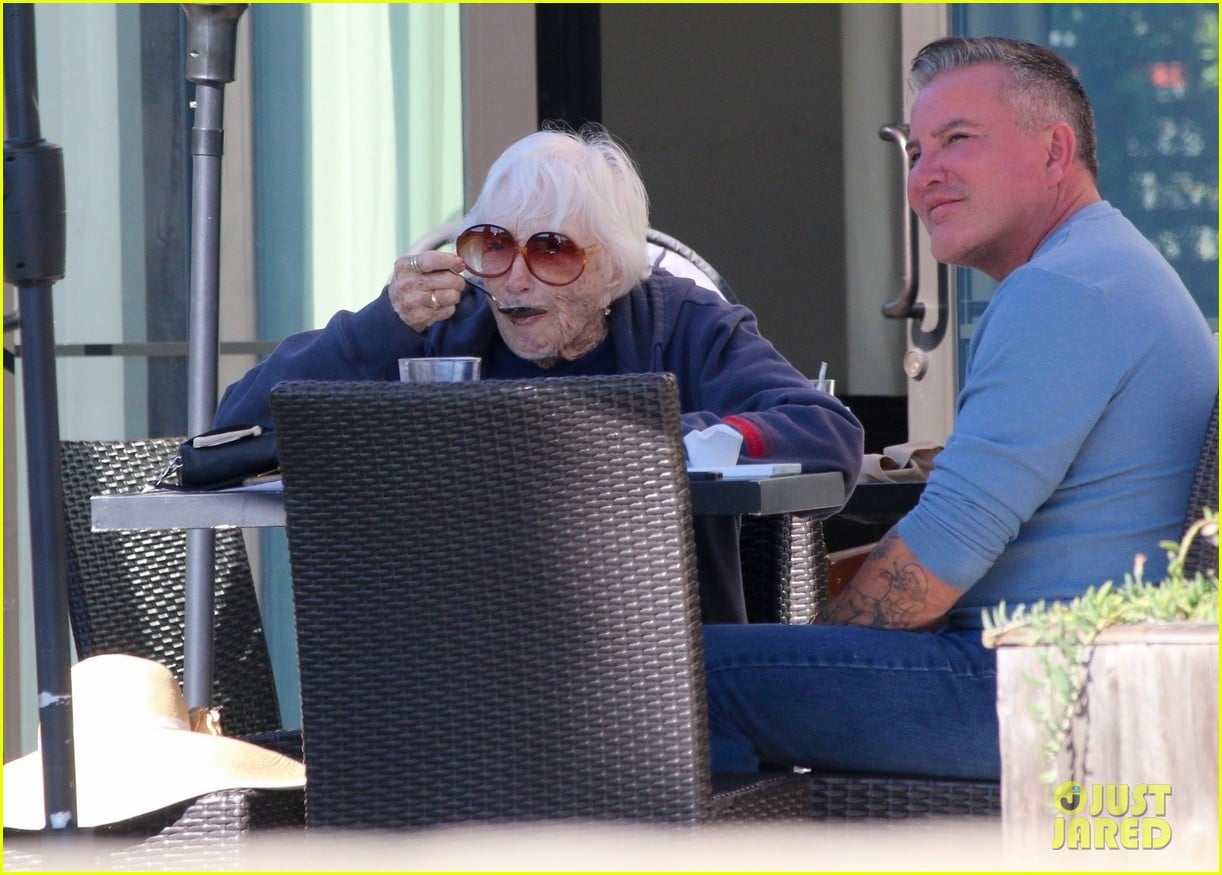 Shirley MacLaine, 91, Enjoys Lunch with Friends as She Makes Rare ...