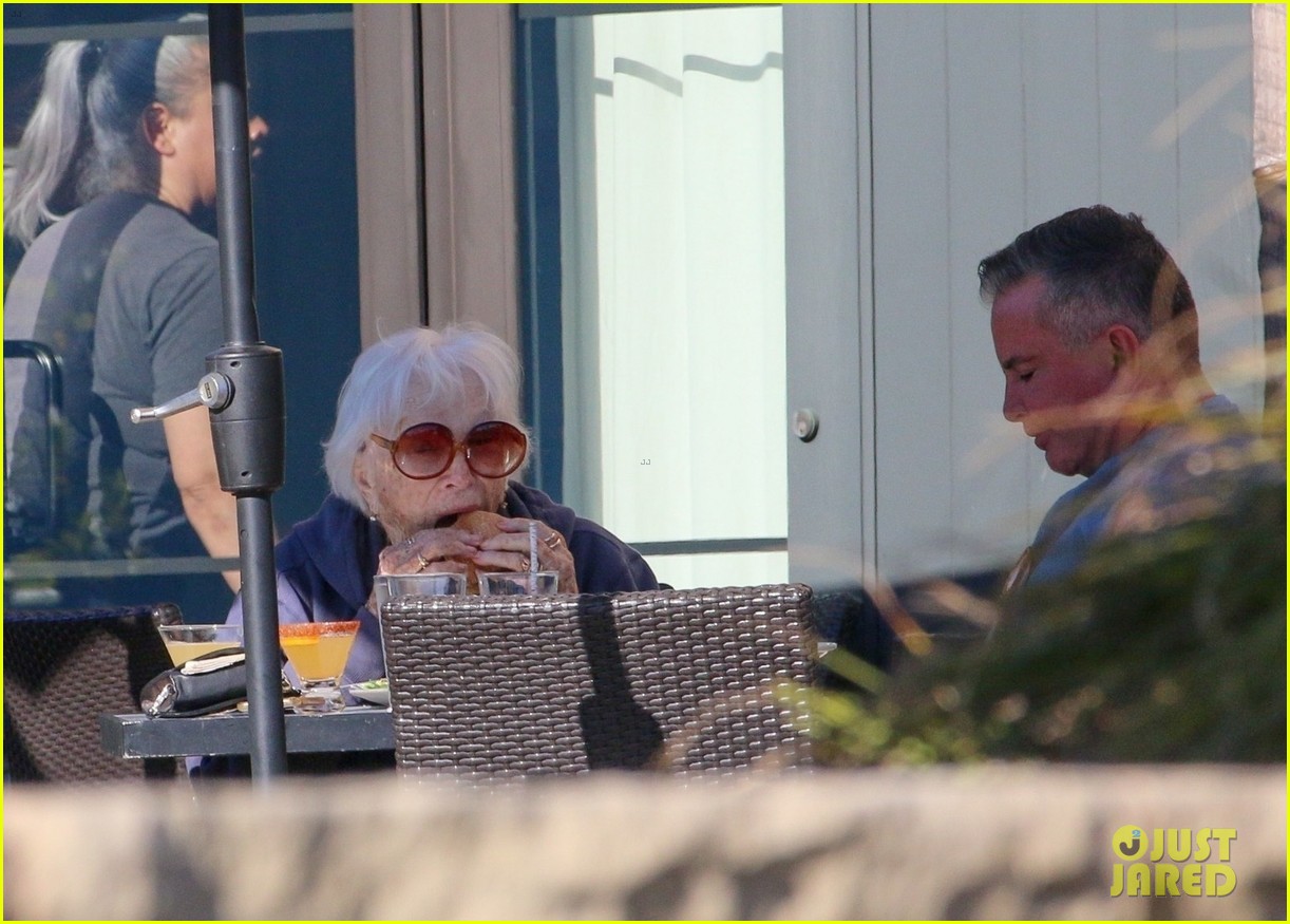 Shirley MacLaine, 91, Enjoys Lunch with Friends as She Makes Rare(02)