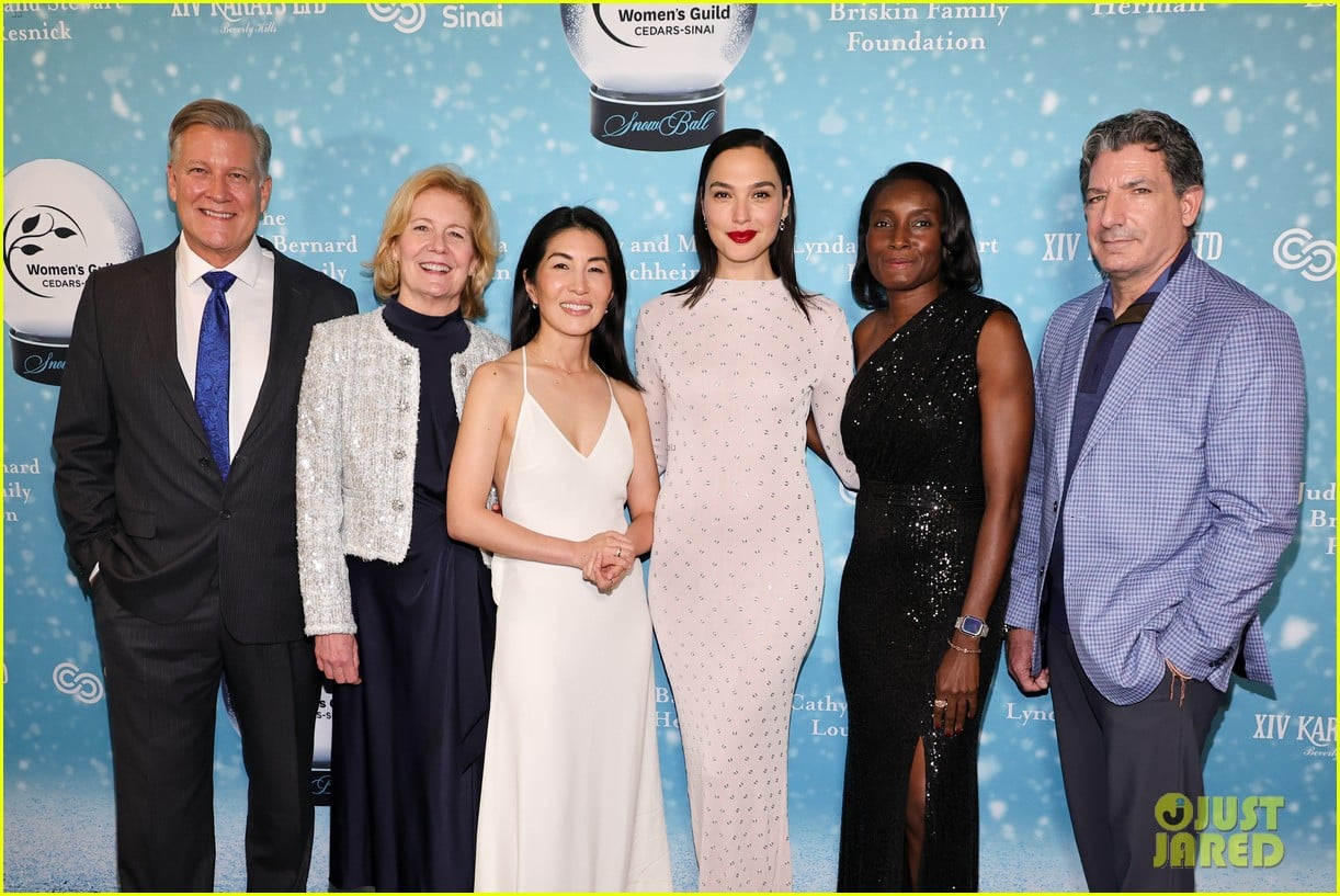 Gal Clea Scan Vf 10 Gal Gadot Receives Hollywood Icon Award at Cedars-Sinai Fall Snow Ball