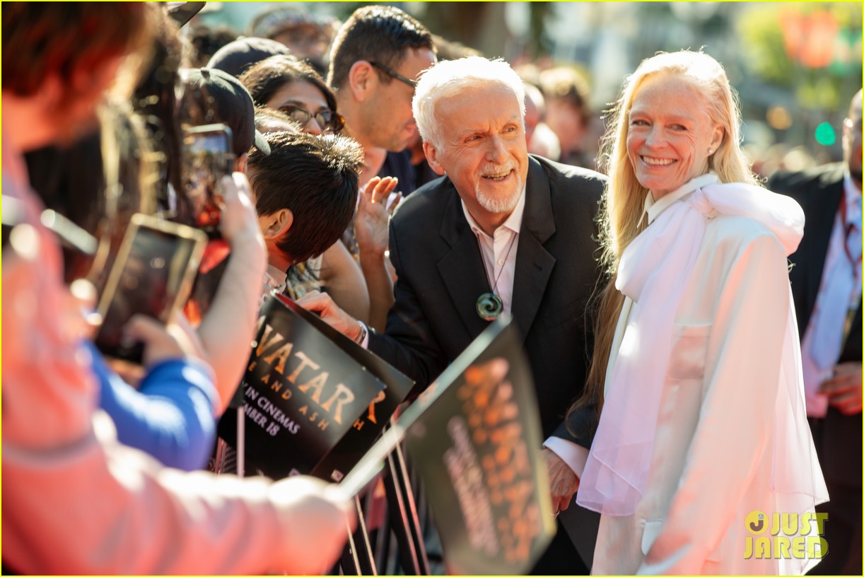 sam worthington james cameron avatar fire and ash premiere in new zealand 025254914