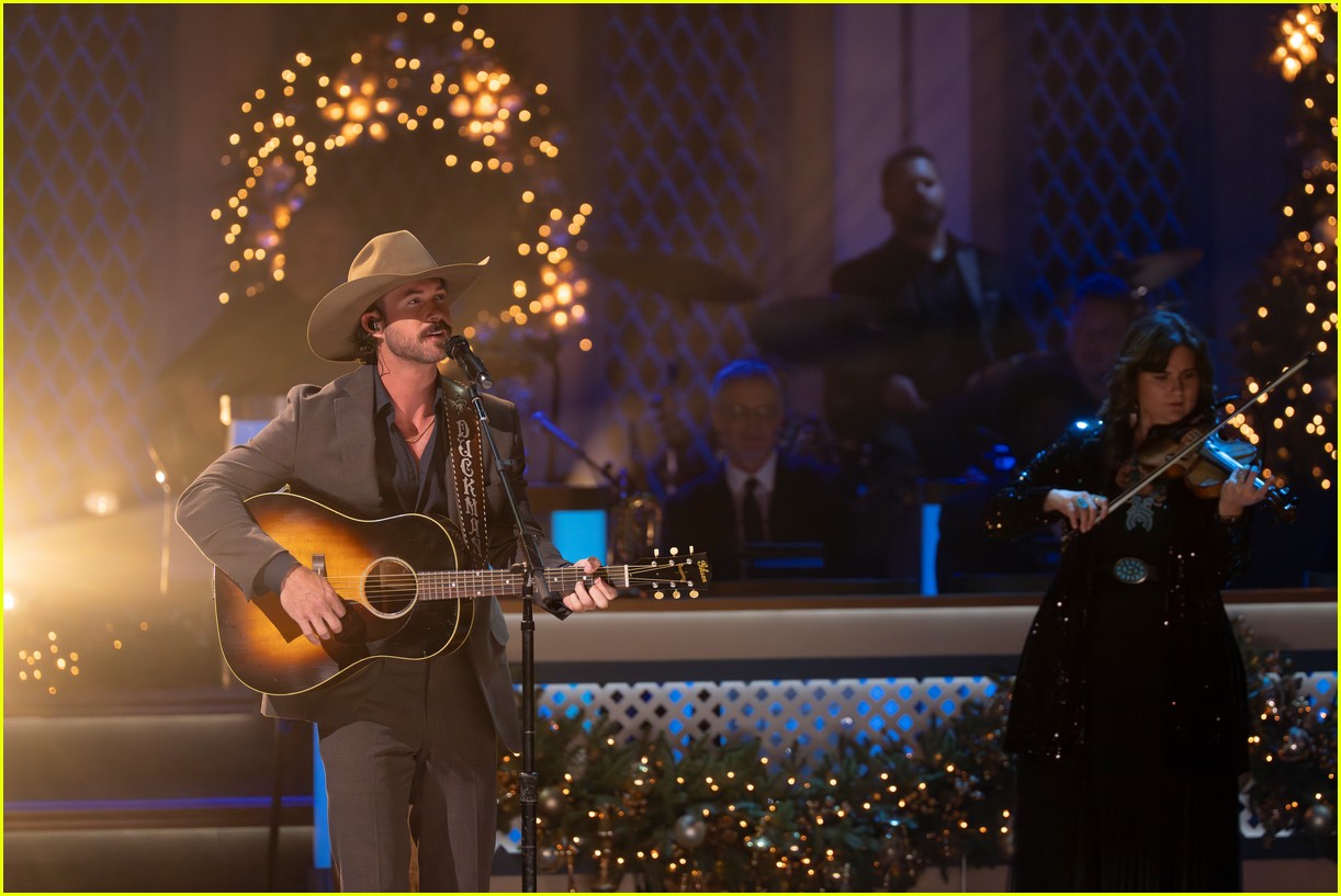 CMA Country Christmas 2025 - Hosts, Performers & How to Watch!: Photo  5249169 | 2025 CMA Country Christmas, BeBe Winans, CMA Country Christmas,  Derek Trucks, Jon Macks, Jordan Davis, Lady A, Lauren