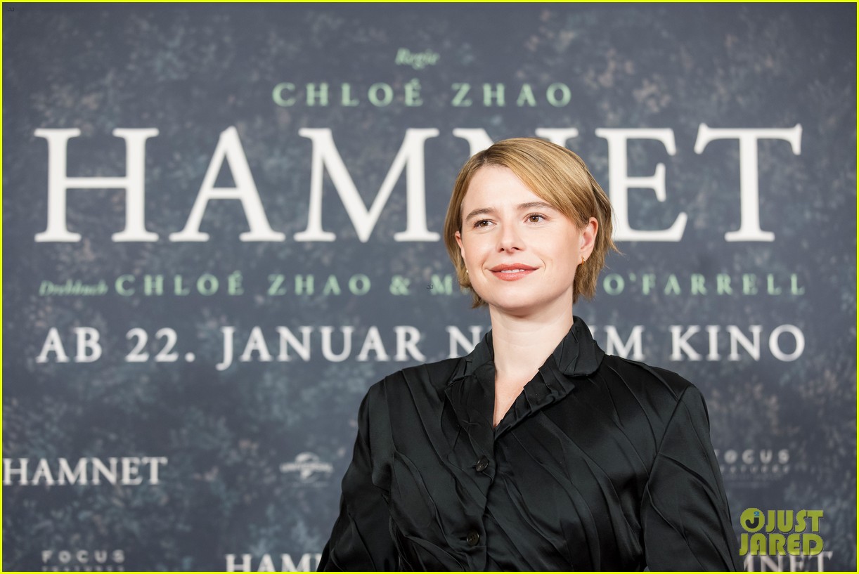 Jessie Buckley Chloe Zhao Step Out For Hamnet Berlin Premiere After Jessie Buckley Chloe Zhao Hamnet Berlin Premiere 02 