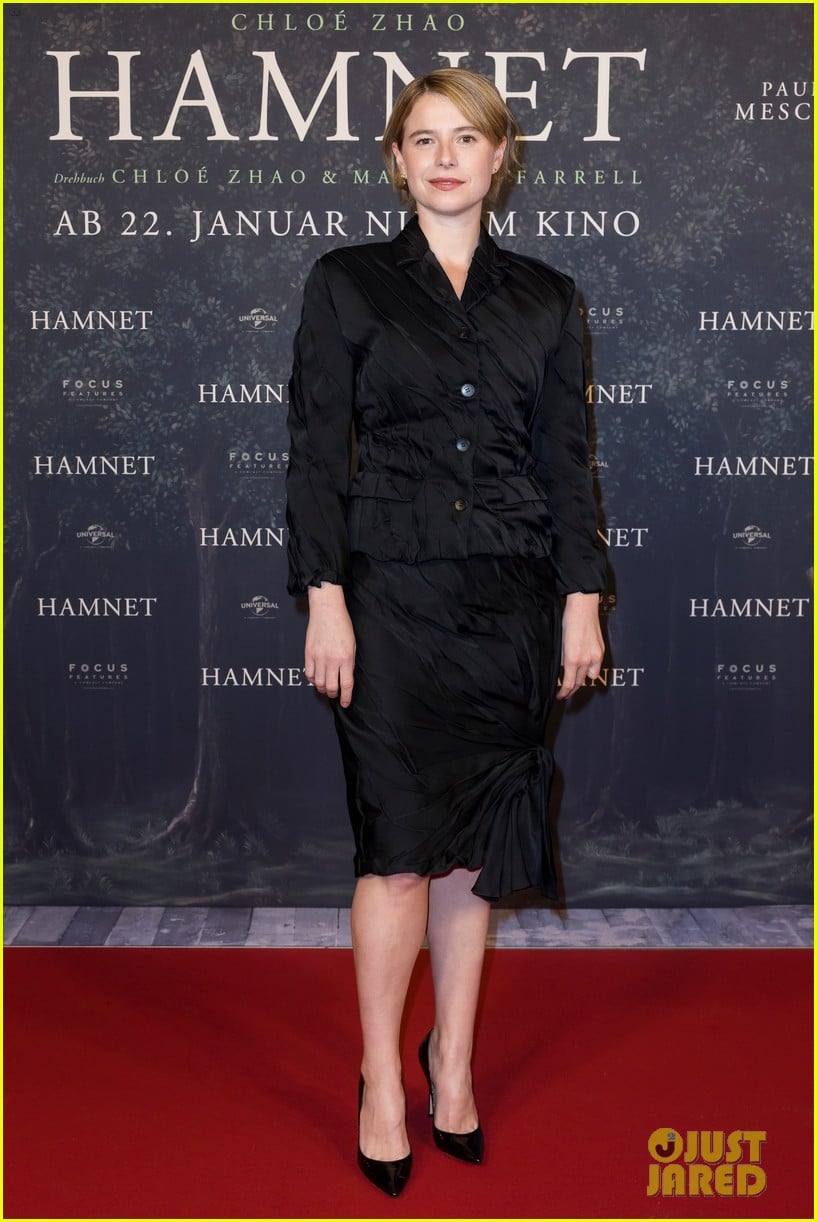 Jessie Buckley Chloe Zhao Step Out For Hamnet Berlin Premiere After Jessie Buckley Chloe Zhao Hamnet Berlin Premiere 08 