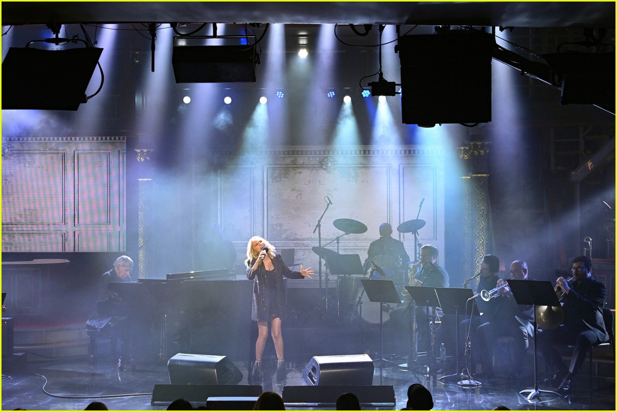 kristin chenoweth colbert performance 025249352