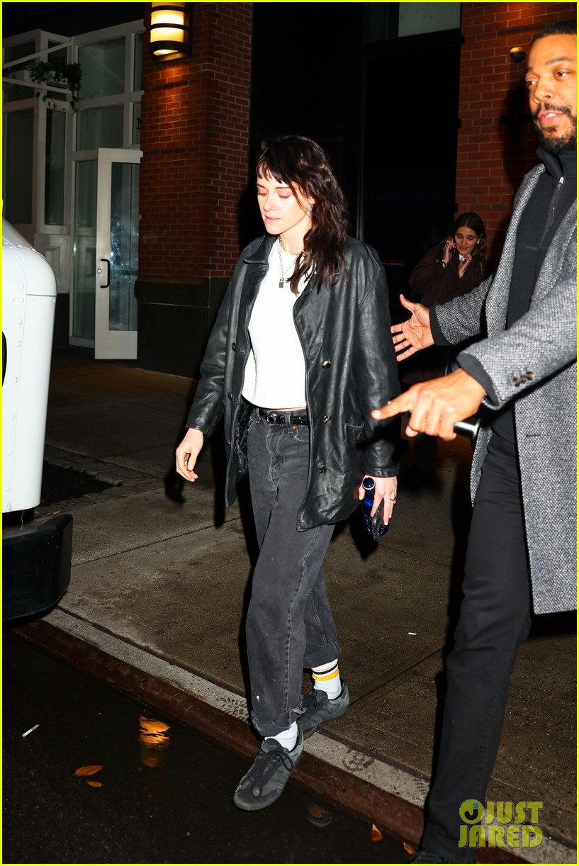 Kstew Mini Kristen Stewart Rocks Mini Skirt & Combat Boots in New York: Photo ...