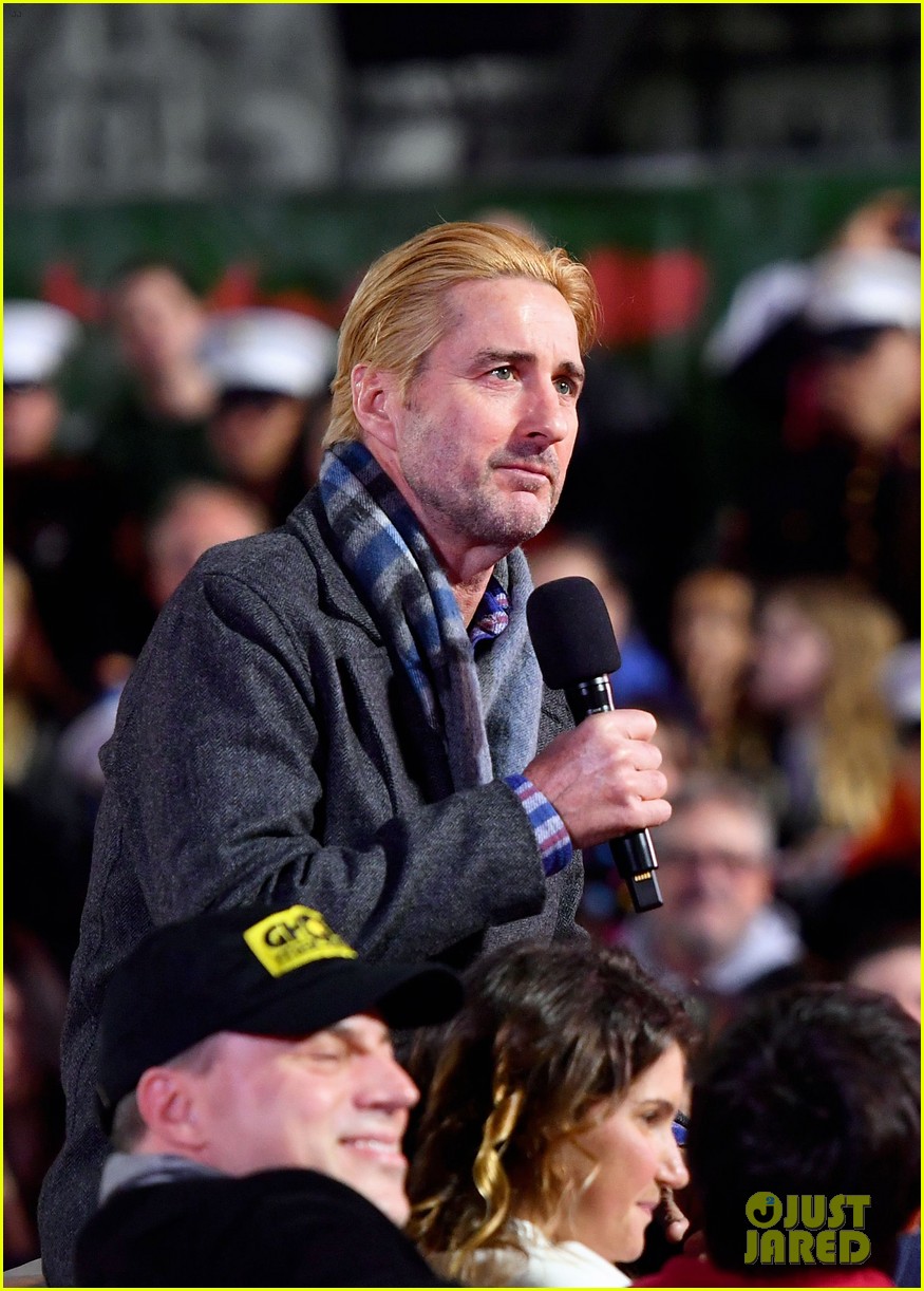 luke wilson shows off blonde hairdo at los angeles christmas parade 015247597