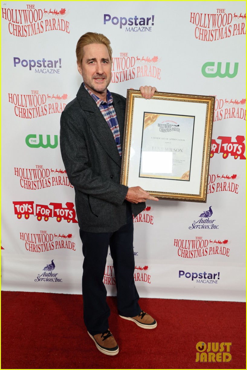 luke wilson shows off blonde hairdo at los angeles christmas parade 025247598