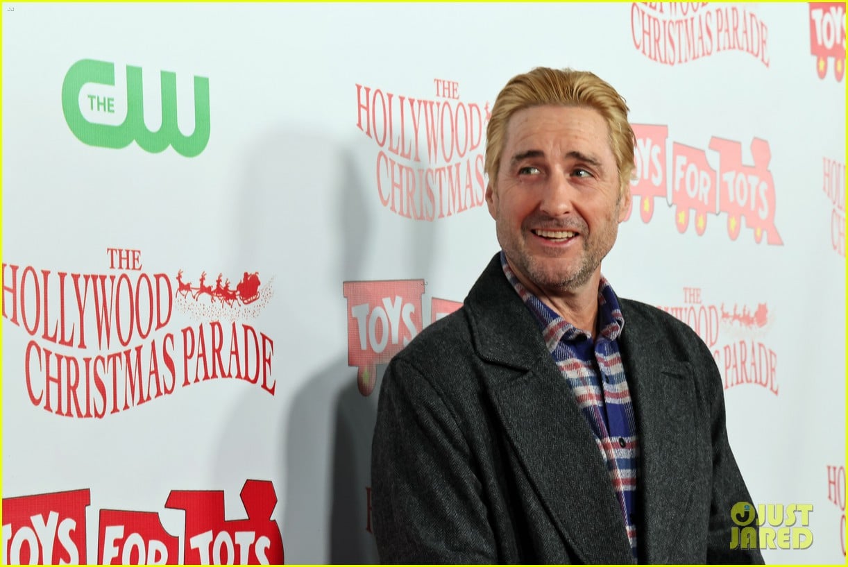 luke wilson shows off blonde hairdo at los angeles christmas parade 035247599