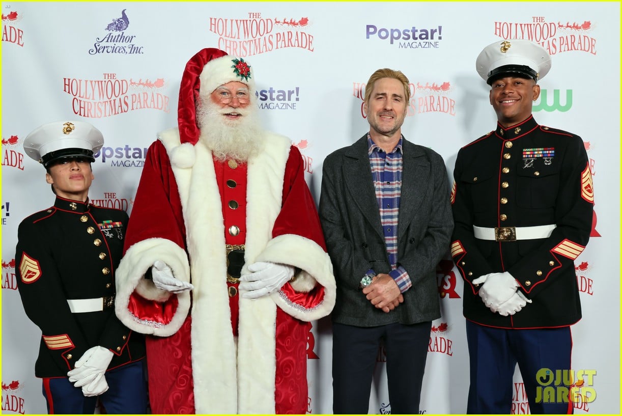 luke wilson shows off blonde hairdo at los angeles christmas parade 045247600