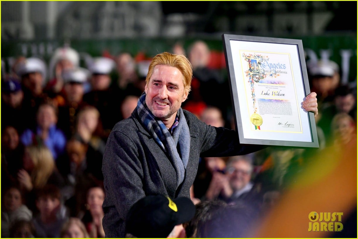 luke wilson shows off blonde hairdo at los angeles christmas parade 055247601