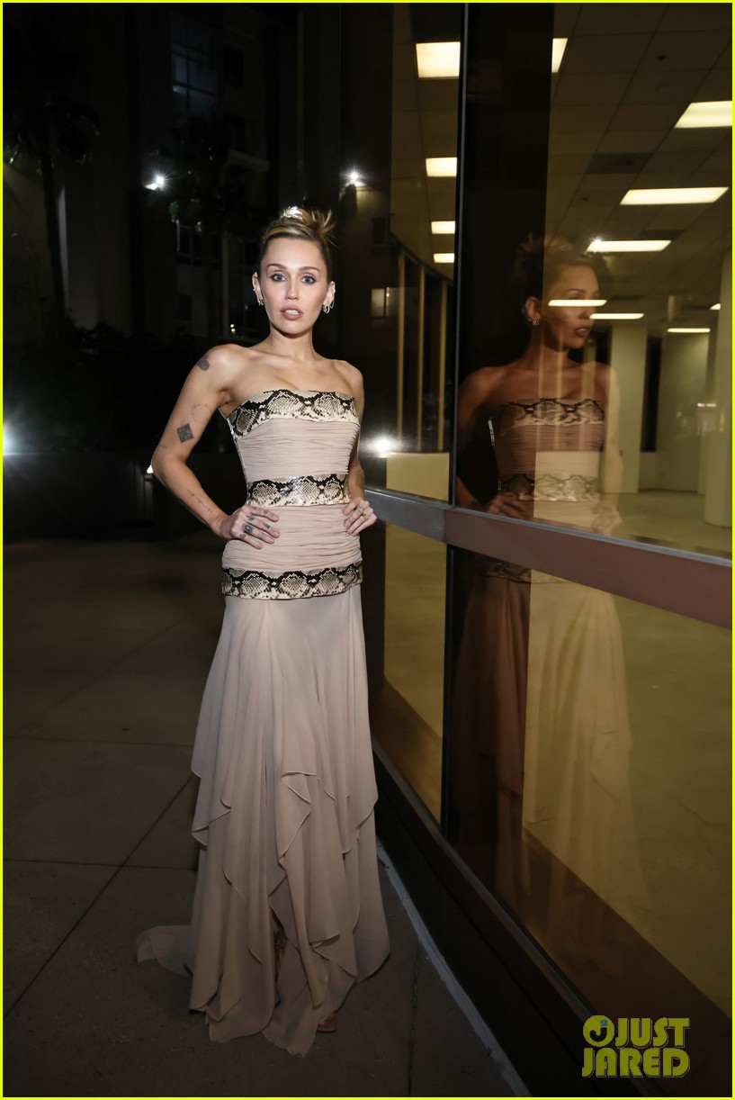 Miley Cyrus Details Her Bizarre Paper Phobia While Discussing Her ...