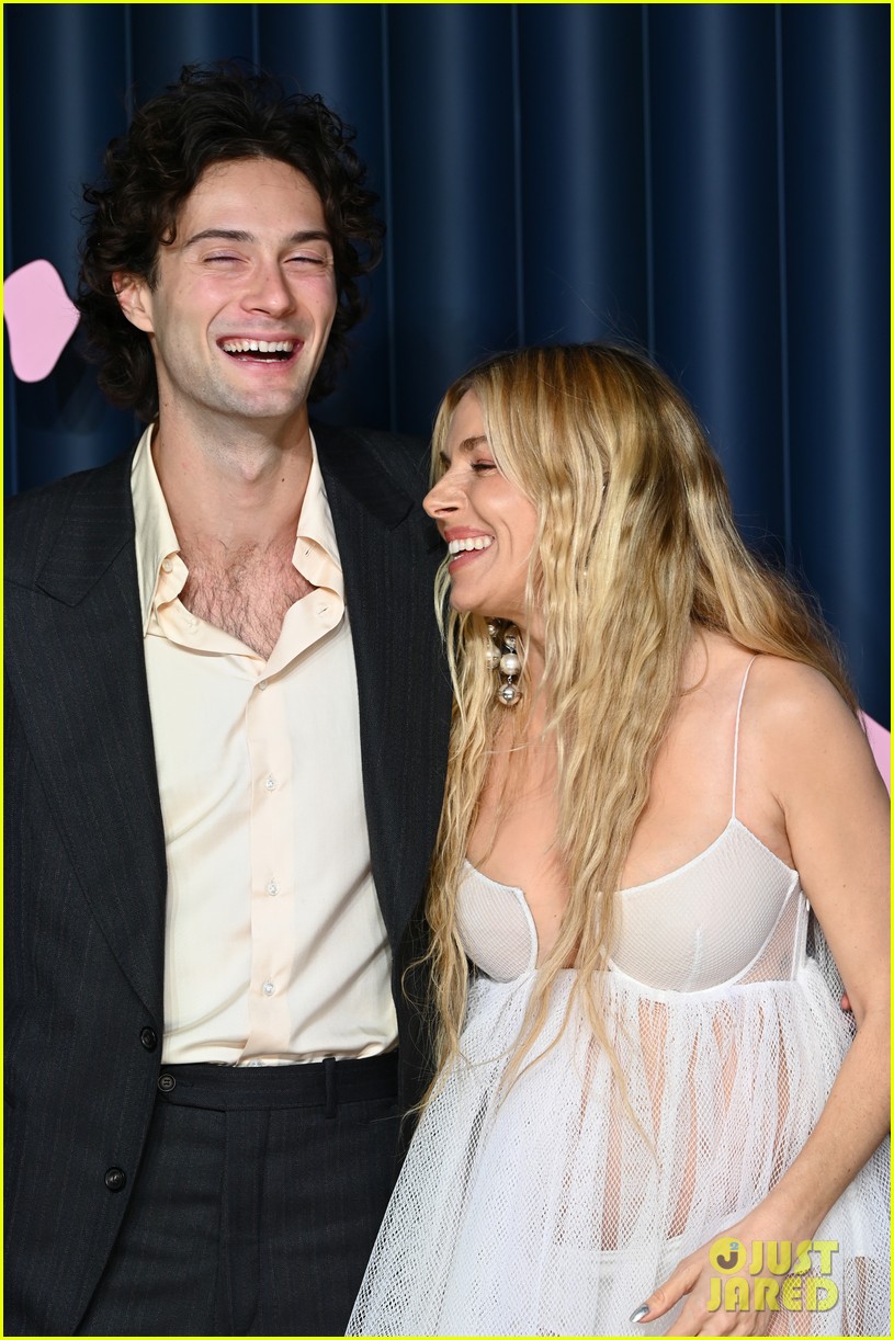 sienna miller pregnant fashion awards 2025 015247927