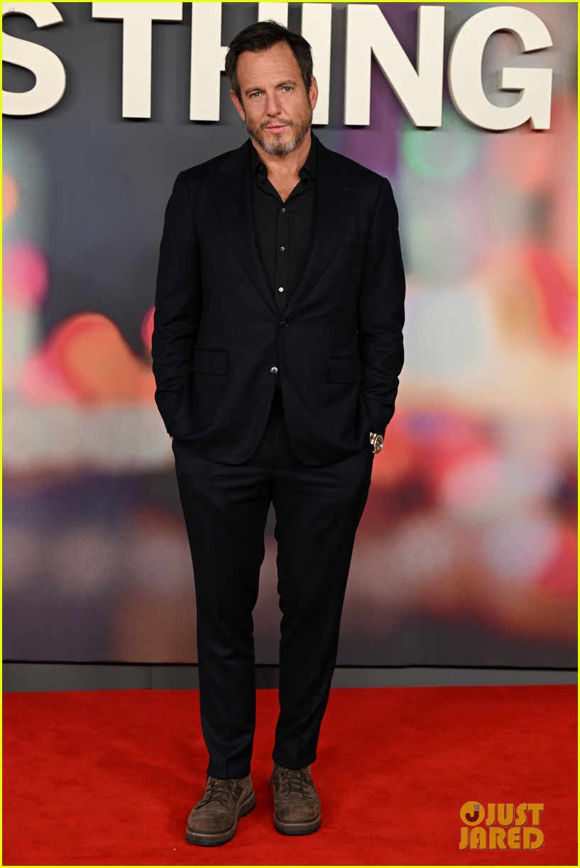 bradley cooper shares group hug with is this thing on cast at uk premiere 045268575