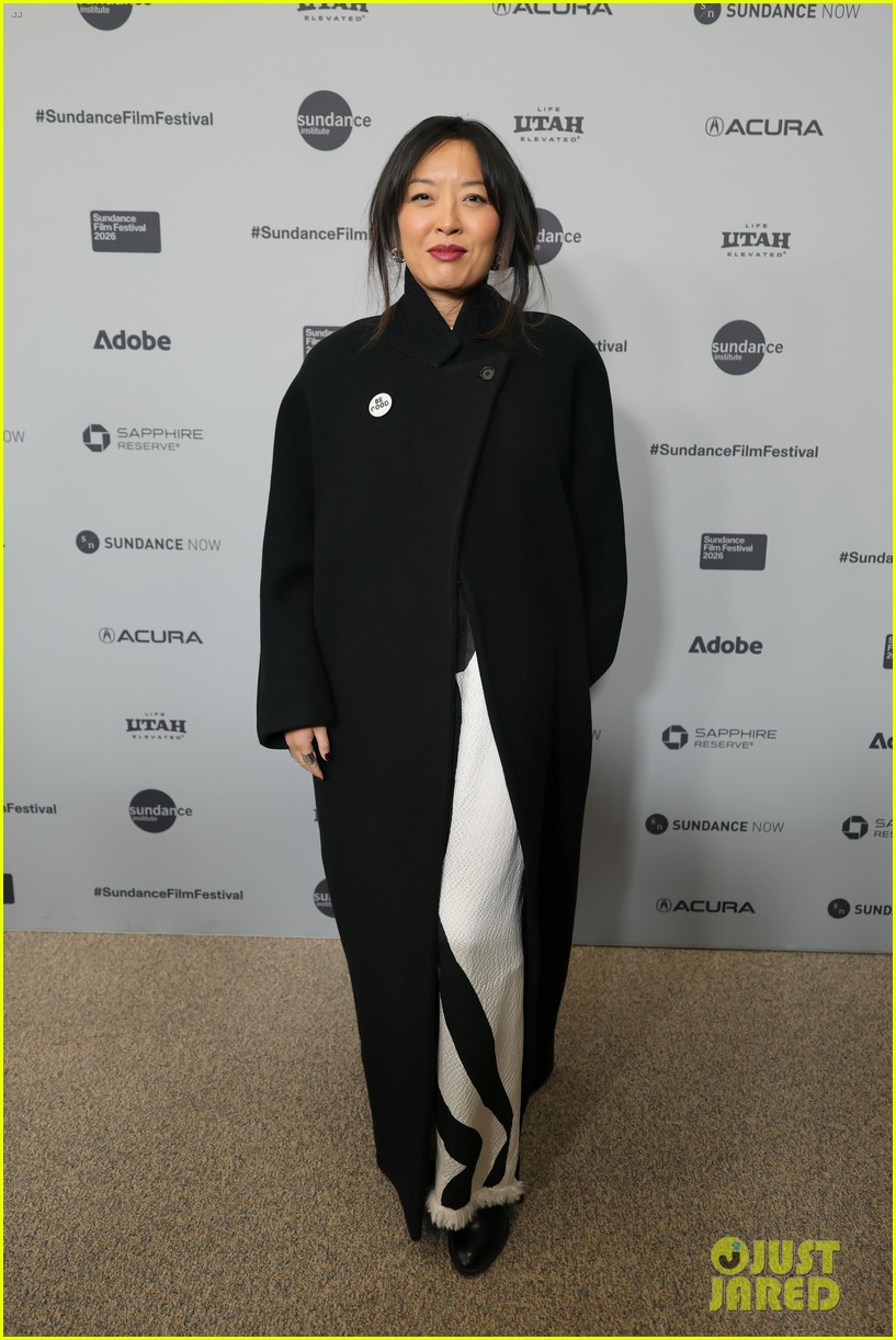 jenna ortega rocks bleached brows for the gallerist premiere 025270521