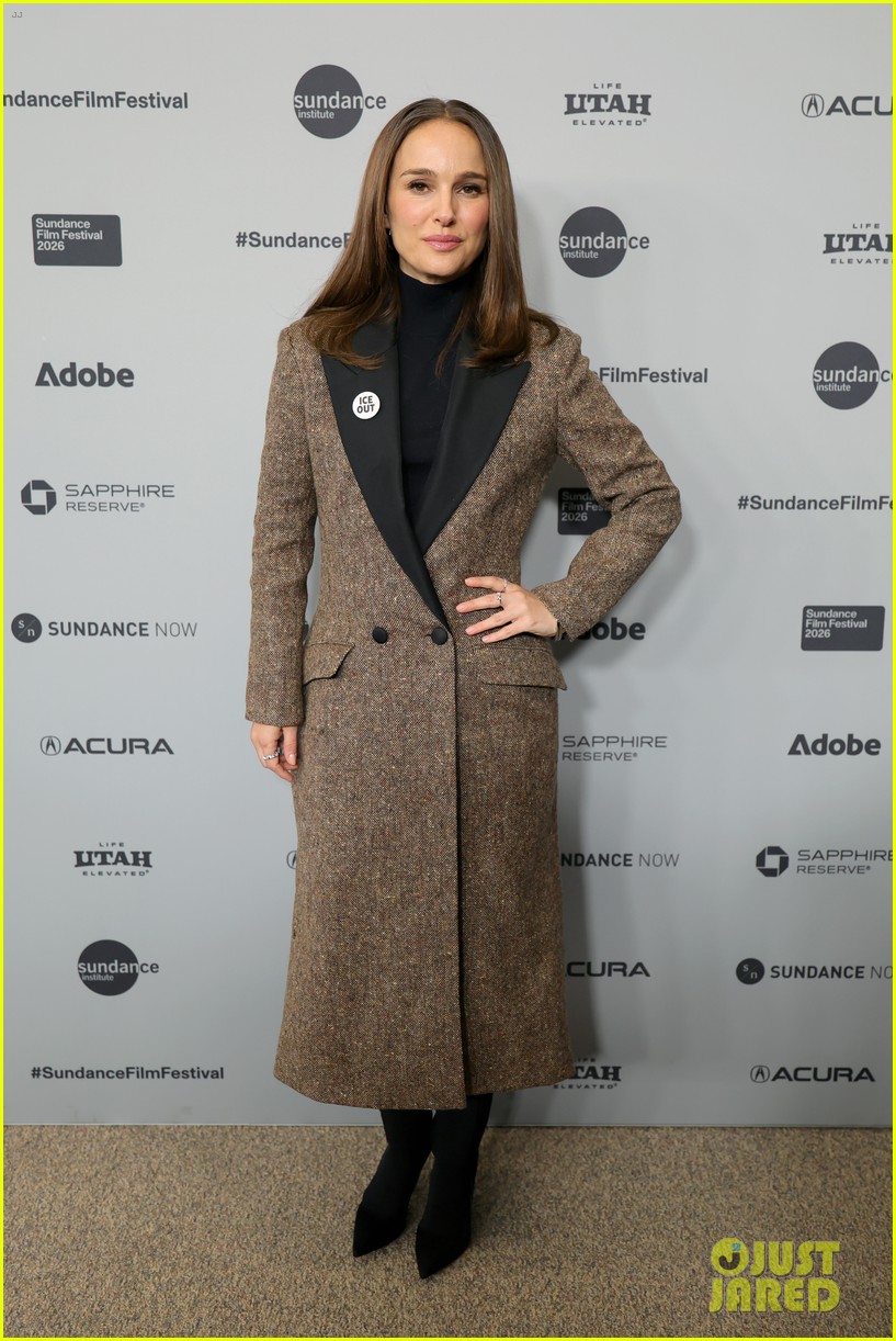 jenna ortega rocks bleached brows for the gallerist premiere 045270523