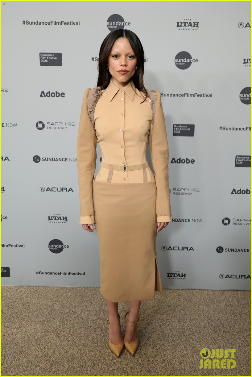 jenna ortega rocks bleached brows for the gallerist premiere 055270524