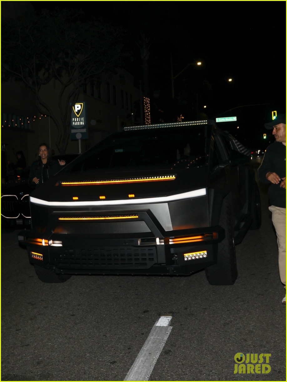 kim kardashian the fifth wheel co stars grab dinner 815266755