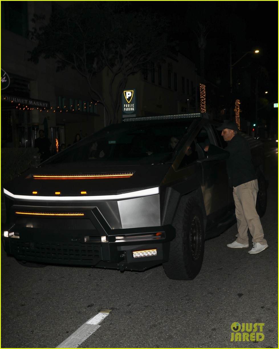 kim kardashian the fifth wheel co stars grab dinner 865266760