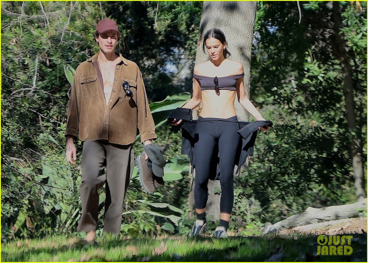 shawn mendes bruna marquezine on hike 015265040