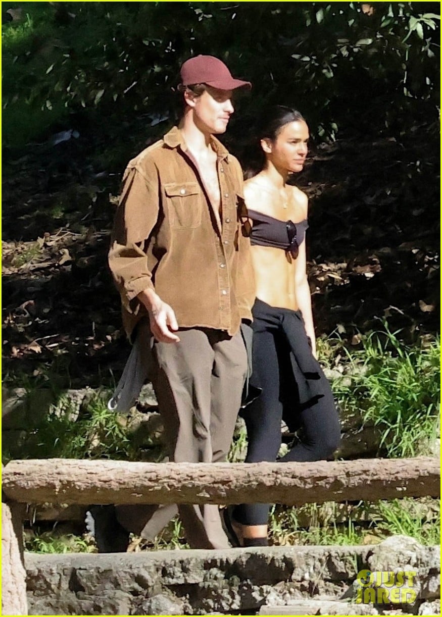 shawn mendes bruna marquezine on hike 015265040