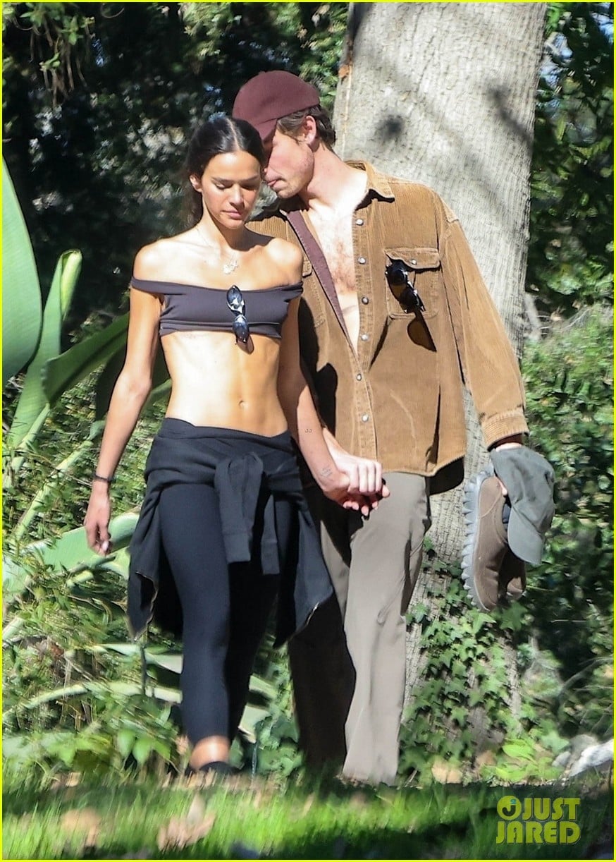 shawn mendes bruna marquezine on hike 015265040