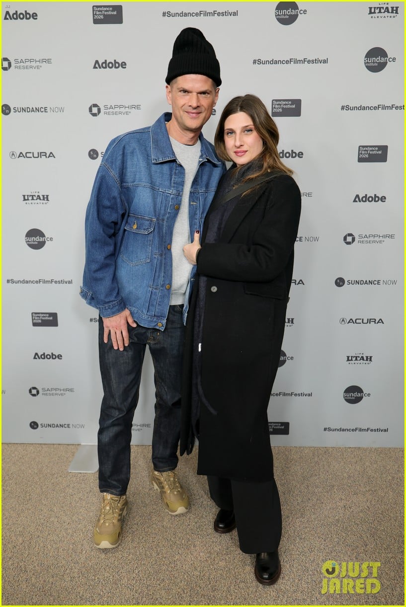 olivia wilde wears ice out pin to the invite premiere receives standing ovation 035270499