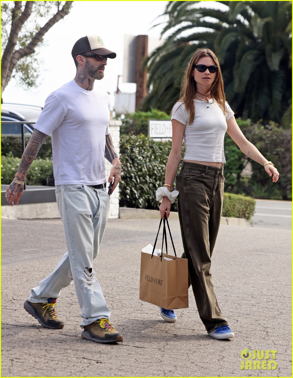 adam levine casual outing with behati prinsloo 015285763