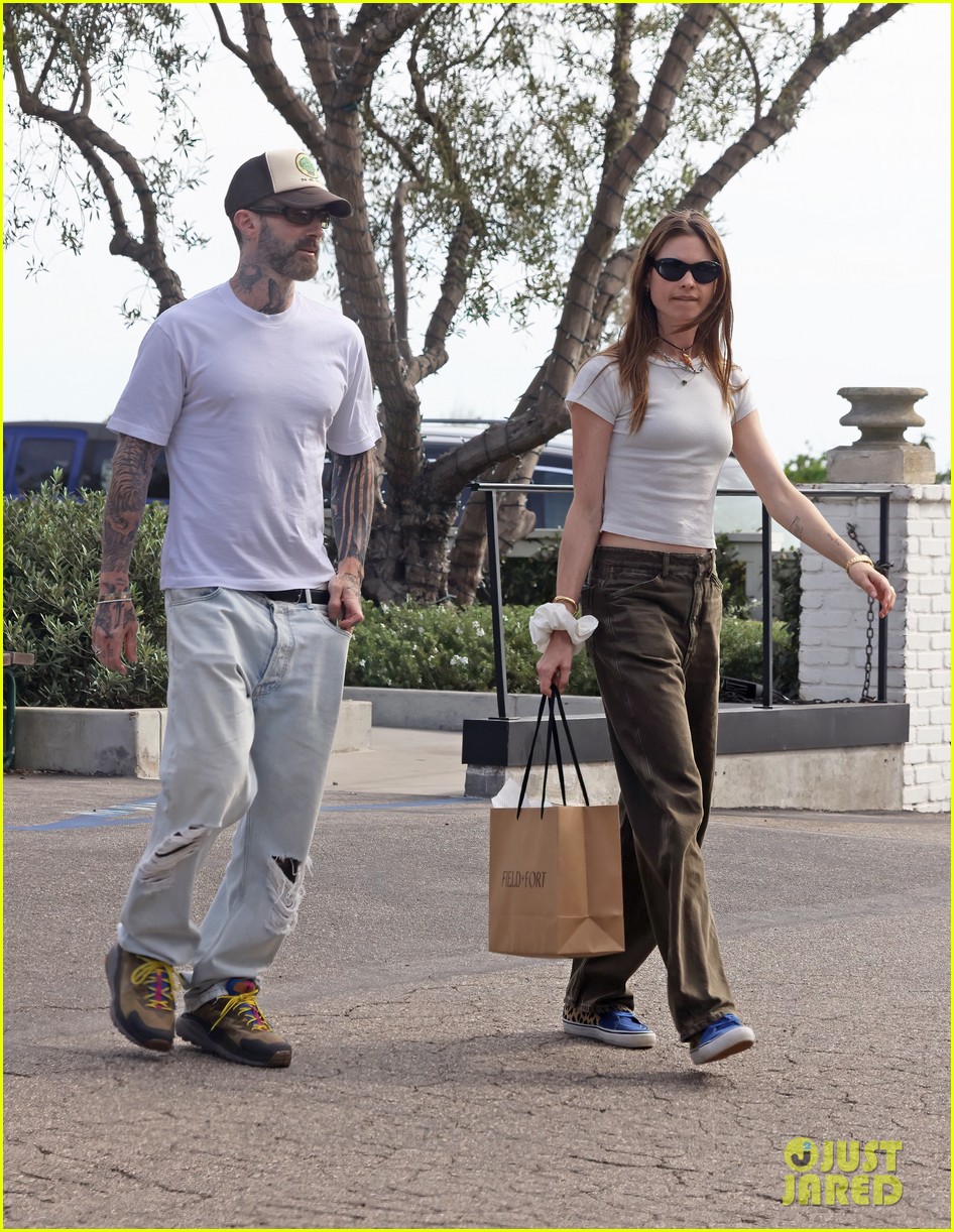 adam levine casual outing with behati prinsloo 065285768