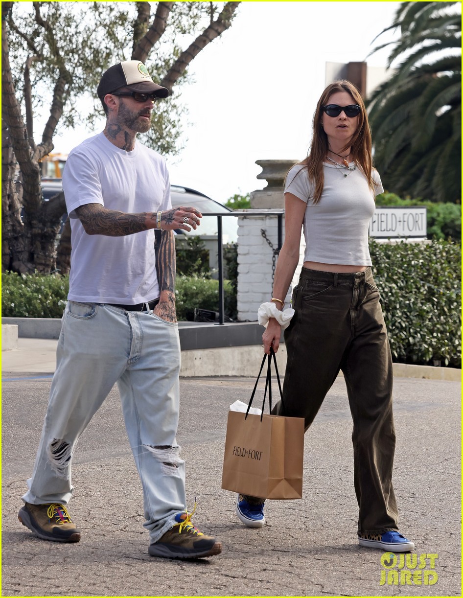 adam levine casual outing with behati prinsloo 085285770